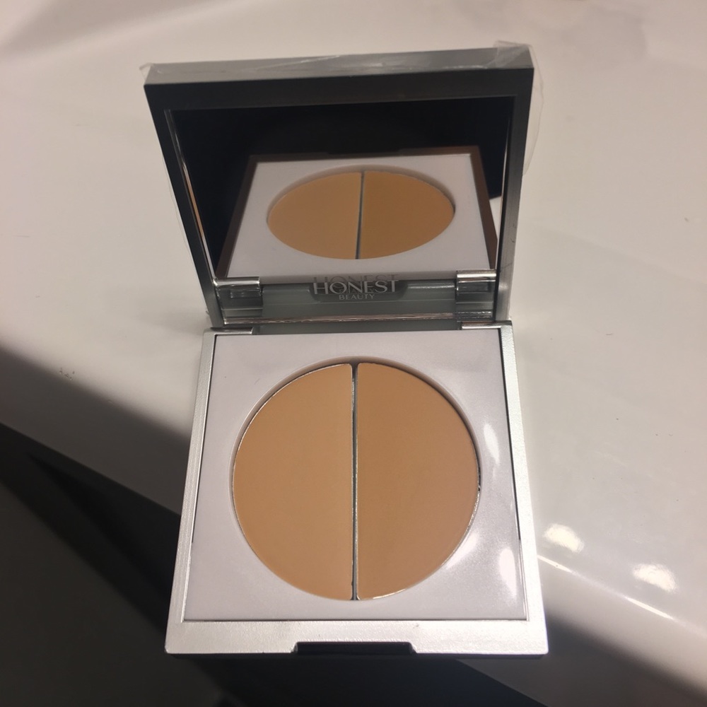 Honest beauty concealer duo in “Disappearing Dune”